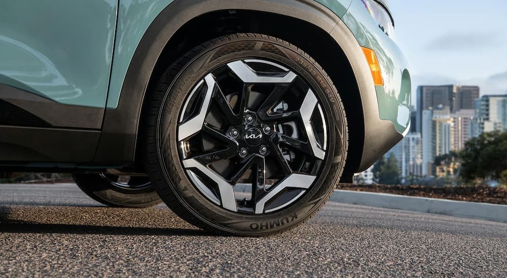 Close-up of the wheel on a blue 2025 Kia Seltos.