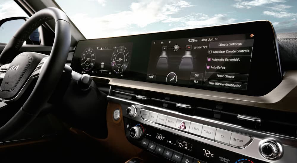 Infotainment display and digital gauge cluster on a 2025 Kia Telluride